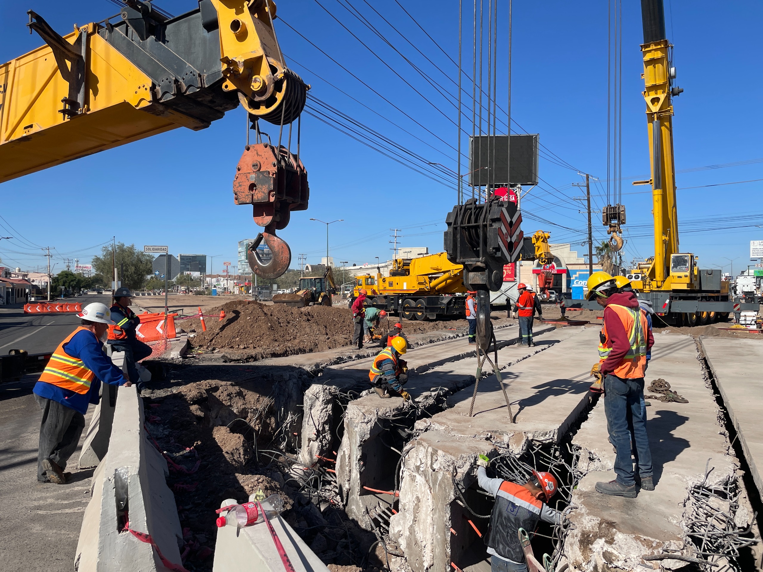 Anuncia Toño Astiazarán dobles turnos laborales en construcción de puente a desnivel Colosio y Solidaridad